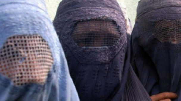 Peçe ve burka tamamen yasaklandı