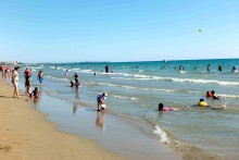 Plaja başörtüsü ile gelene şok ceza!