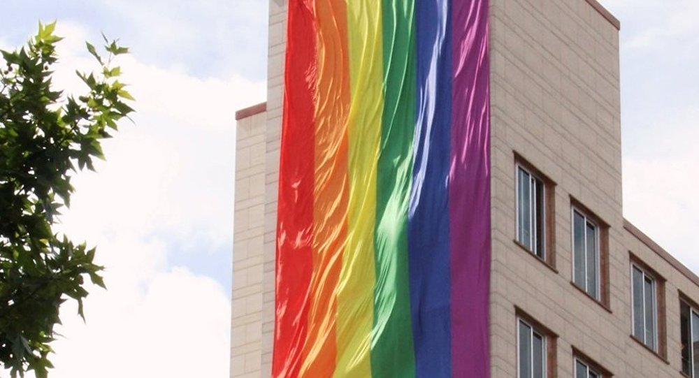 ABD İstanbul Başkonsolosluğu, Orlando saldırısı için bayrak astı