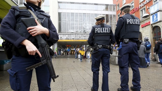 ABD’li gazeteci: Berlin polisi kasabalı gibi kimlik kontrolü yapıyor