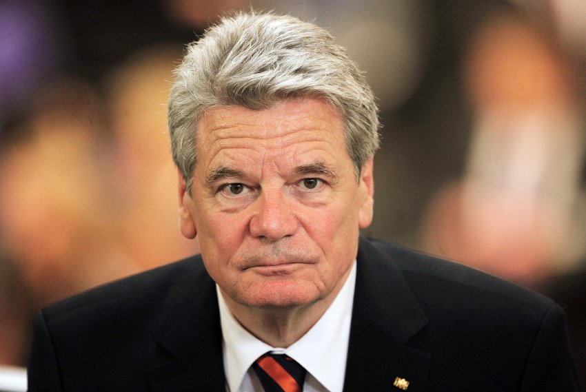 ARCHIV - Der Präsidentschaftskandidat von SPD und Grünen, Joachim Gauck, steht am Mittwoch (30.06.2010) auf der Besuchertribüne während der Wahl des Bundespräsidenten durch die Bundesversammlung in Berlin. Die FDP-Spitze hat sich einstimmig für den SPD-Favoriten Joachim Gauck als Kandidaten für das Bundespräsidentenamt ausgesprochen. Das beschloss das FDP-Präsidium nach Informationen der Deutschen Presse-Agentur am Sonntag. Die Union wird anders als ihr Koalitionspartner FDP den SPD-Favoriten Gauck nicht als Bundespräsidentenkandidaten akzeptieren, wie die dpa aus Unionskreisen erfuhr. Foto: Hannibal dpa +++(c) dpa - Bildfunk+++