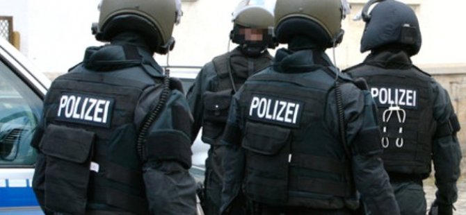 Almanya’da bir polis öldürüldü