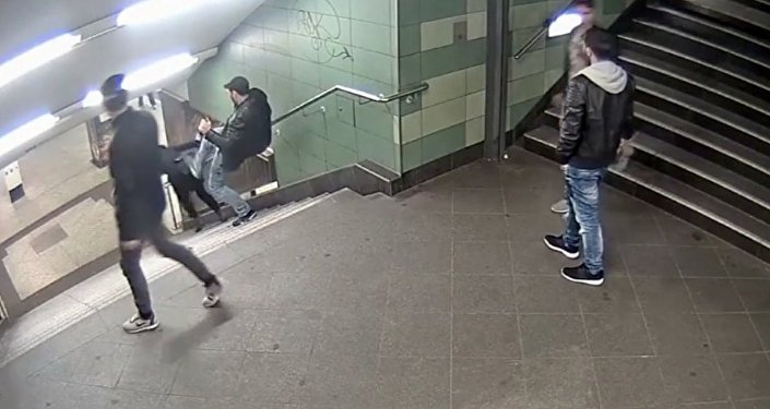 Berlin Metroda kadına tekme atan saldırganlar akraba çıktı