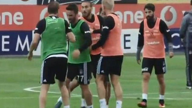 Beşiktaşlı futbolcular birbirine girdi!