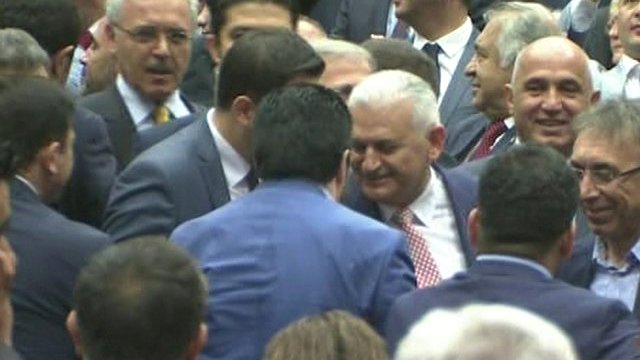 Binali Yıldırım alkışlarla karşılandı