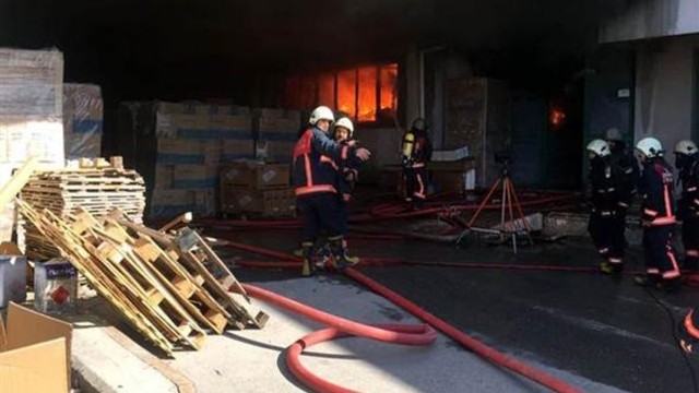 İstanbul'un bir ilçesi olan Esenyurt'ta faaliyet gösteren boya fabrikasından biranda alev yükselmeye başladı. Yangına çok sayıda itfaiye ekibi sevk edildi.