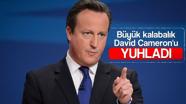 Büyük kalabalık David Cameron’u yuhaladı