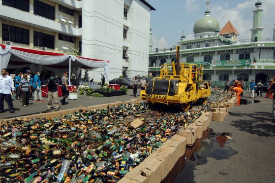 Endonezyanın başkenti Jakartada, yasadışı yollarla ülkeye sokulmaya çalışılan 12 bin 203 şişe içki, hükümet ve polis yetkilileriyle dini liderlerin de katıldığı bir törenle imha edilldi. Emniyet Müüdürlüğü önünde oluşturulan özel alana serilen binlerce şişe içkinin üzerinden birkaç kez geçen silindir tüm şişeleri imha etti. (Dasril Roszandi/NurPhoto via ZUMA Press)