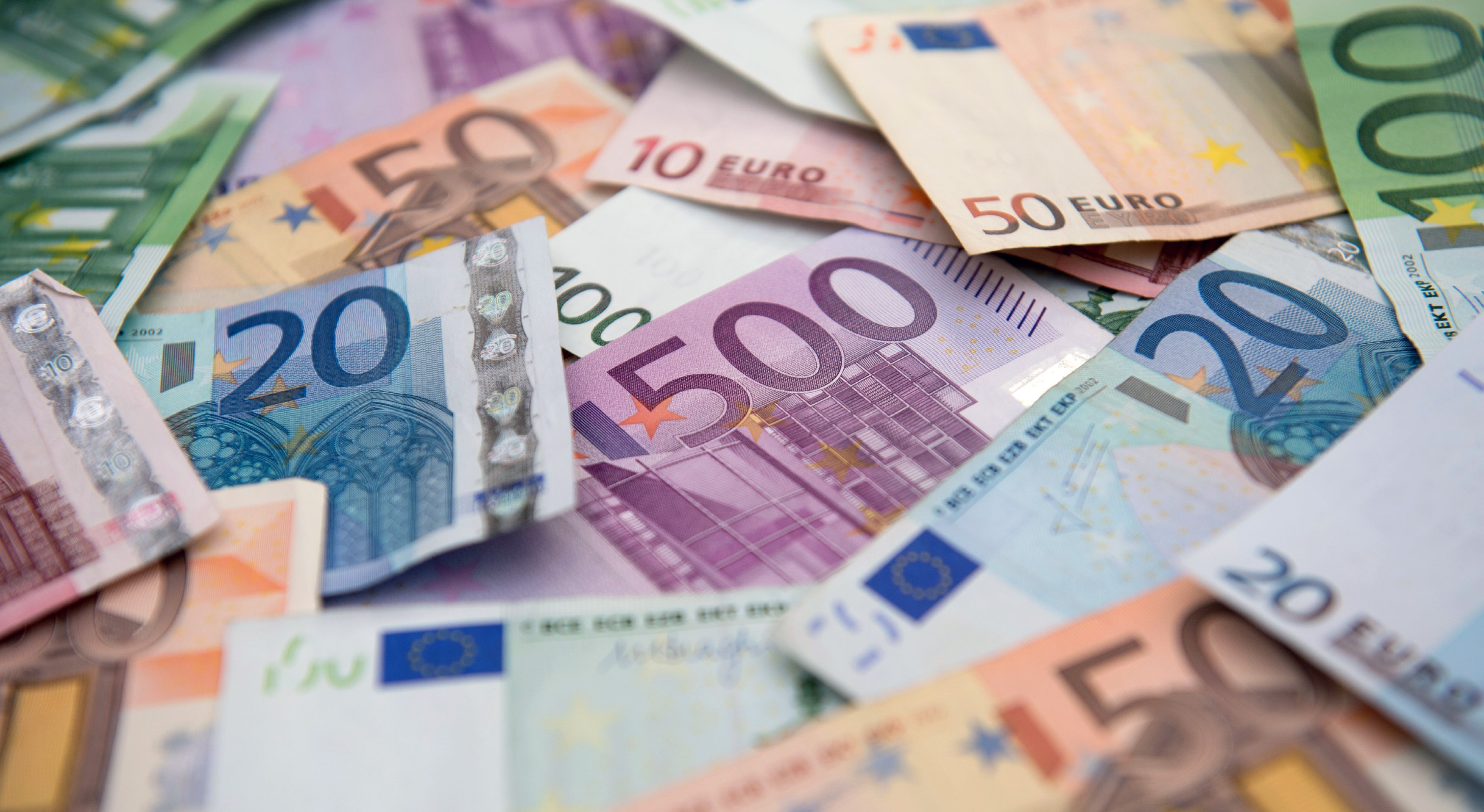 Euro, aradan 15 yıl geçmesine rağmen imajını düzeltemedi