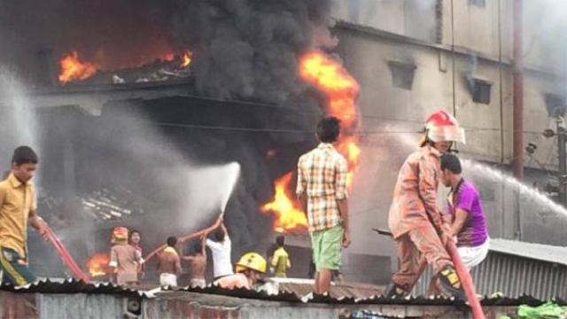 Fabrika alev alev yandı : 20 ölü