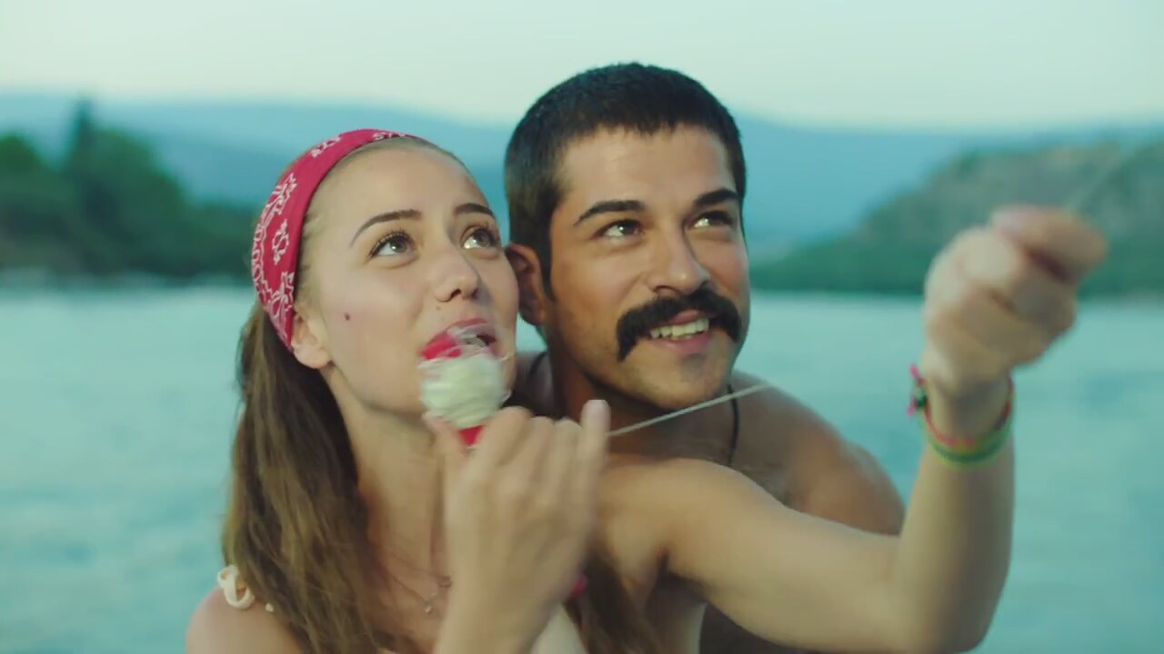 Fahriye Evcen ve Burak Özçivit’in Aşk Sana benzer filmi fragmanı