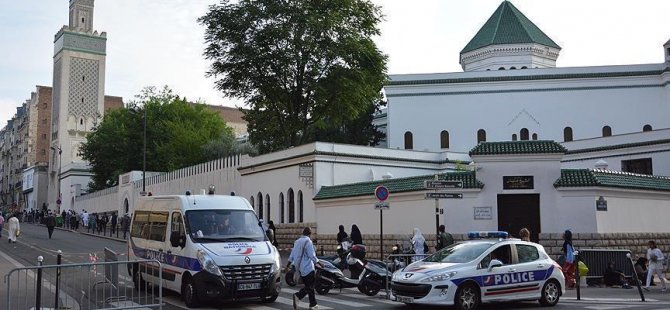 Fransa’da camiye çirkin hareket