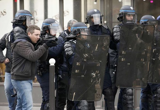 Fransa polisi göstericilere acımadı!