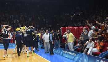 Galatasaray – Fenerbahçe derbisinde ortalık karıştı