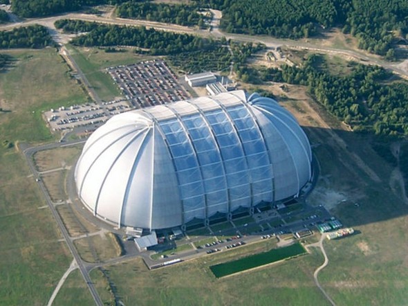 Hangar görünümlü tropik ada