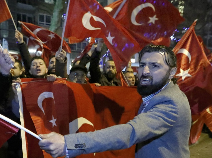 Hollanda’da Türkler konsolosluk önünde toplandı