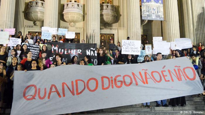 İngiltere’de tecavüz protestosu