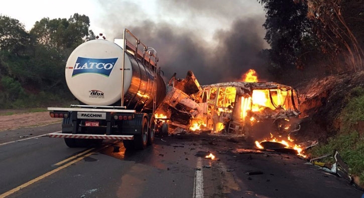 Korkunç trafik kazası : Onlarca ölü var