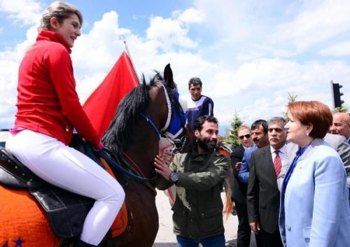 Meral Akşener, Erzurum’da büyük çoşkuyla karşılandı