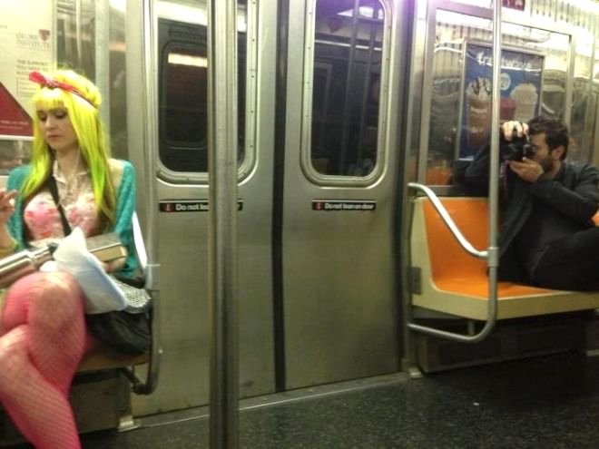 Metroda çekilmiş “Bu ne şimdi?” dedirten birbirinden garip 22 fotoğraf