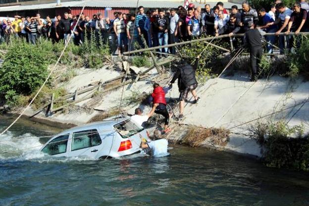 Muğla’da Otomobil Kanala Uçtu! Eşini Kurtarmak İçin…