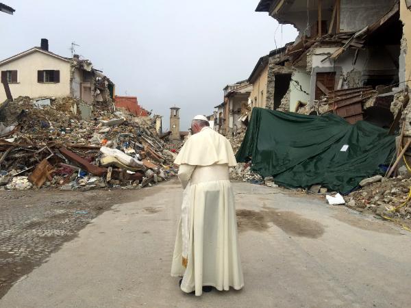 Papa Francesco deprem bölgesini ziyaret etti