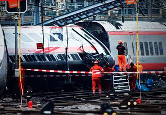 Raydan çıkan tren devrildi! Çok sayıda…