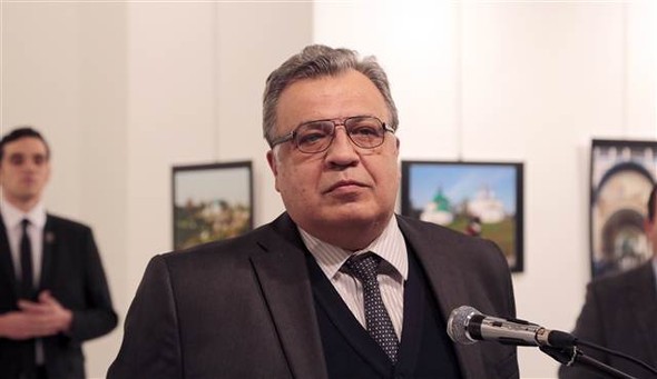 Rusya Büyükelçisi Andrey Karlov’a Suikast Anı Görüntüleri