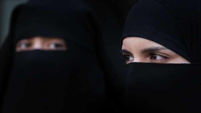 ‘İslami kıyafetli’ kadınlar kurumsal alanlara giremeyecek